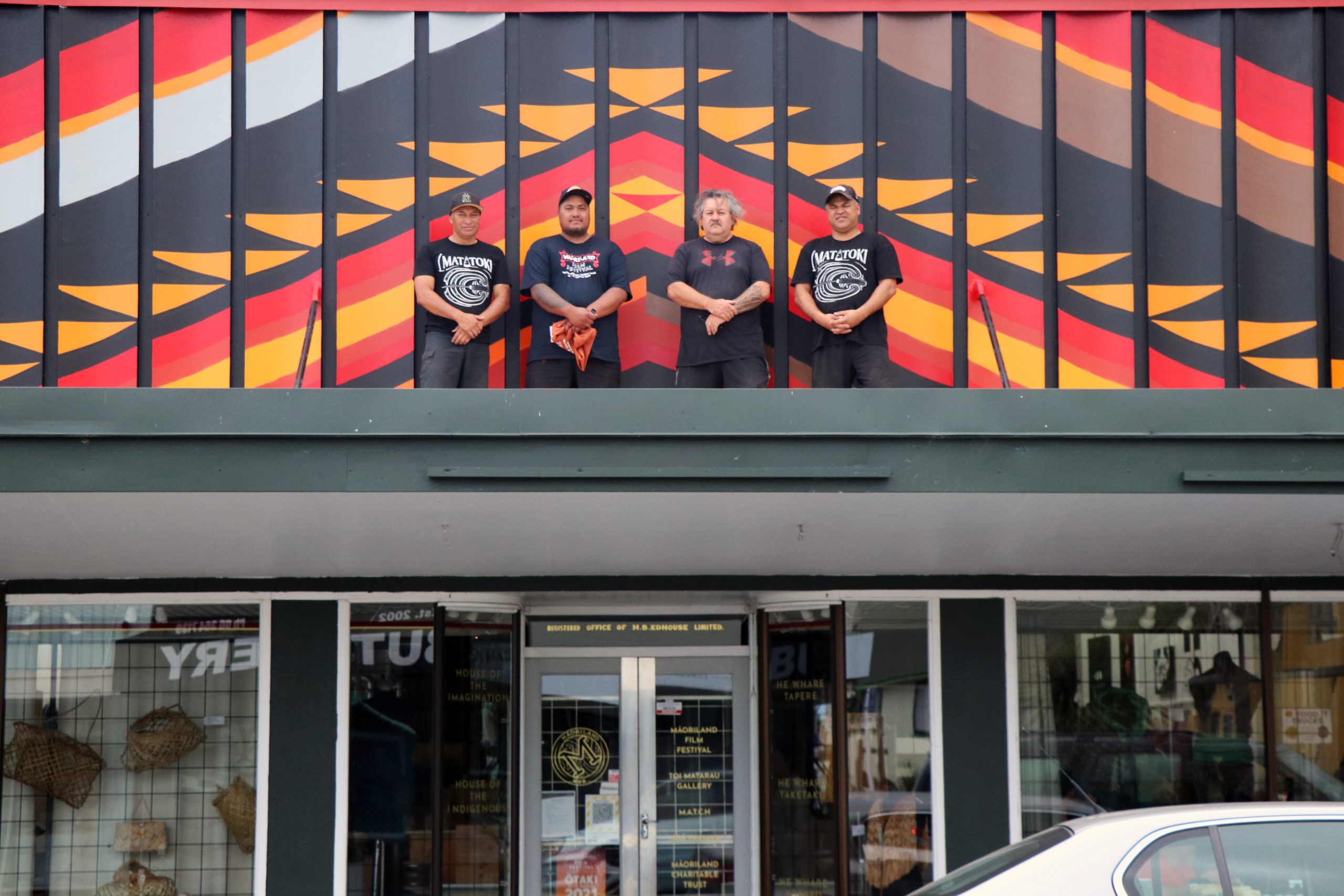 Renowned Te Matatoki Carvers accept 2022/23 Artists in Residence at the Māoriland Hub