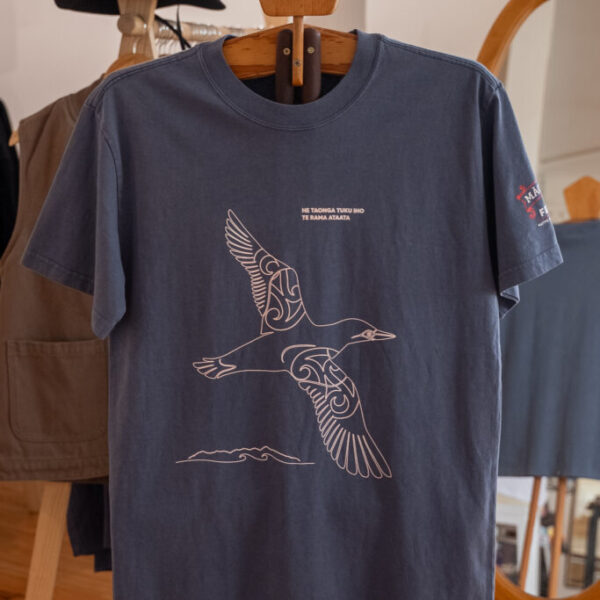 He Taonga Tuku Iho Te Rama Ataata - Men's Tee