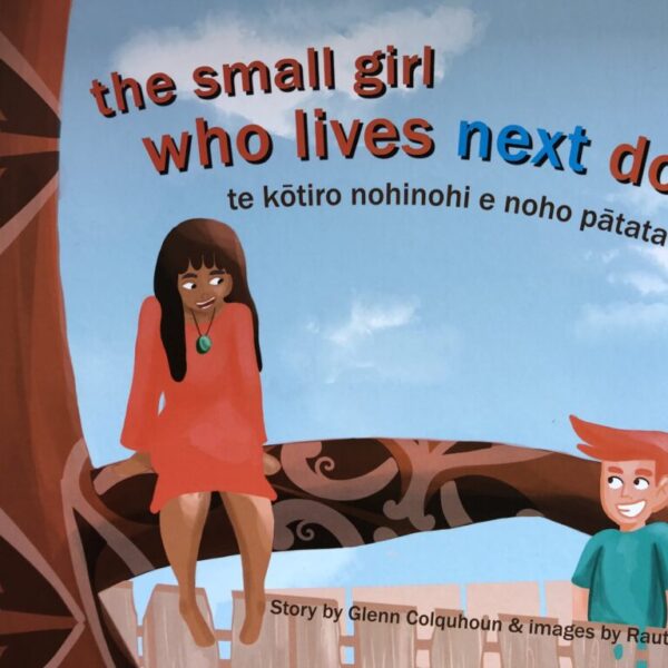 Te Kōtiro Nohinohi E Noho Pātata Ana