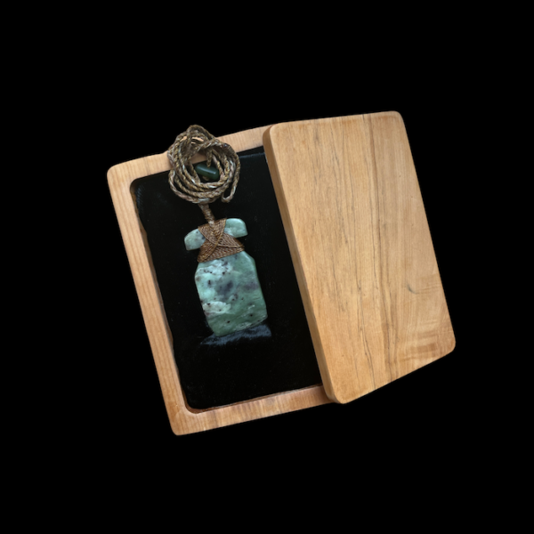 Pounamu-Box.png Toki Totoweka Īnanga - Pounamu Pendant