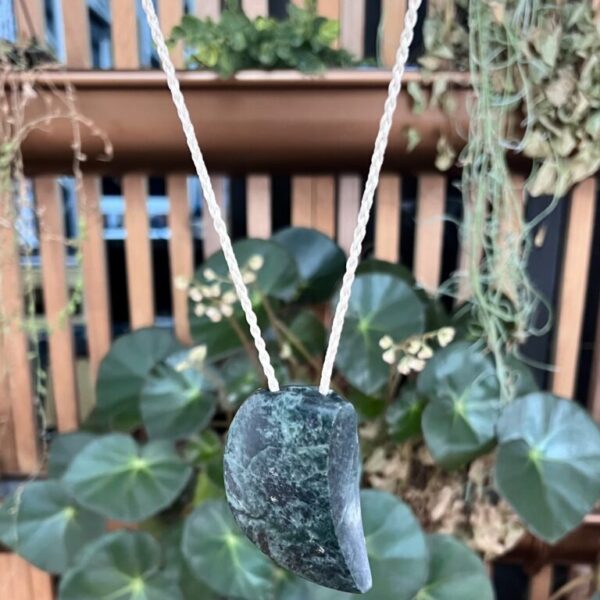 Niho Pīpīwhārauroa - Pounamu Pendant