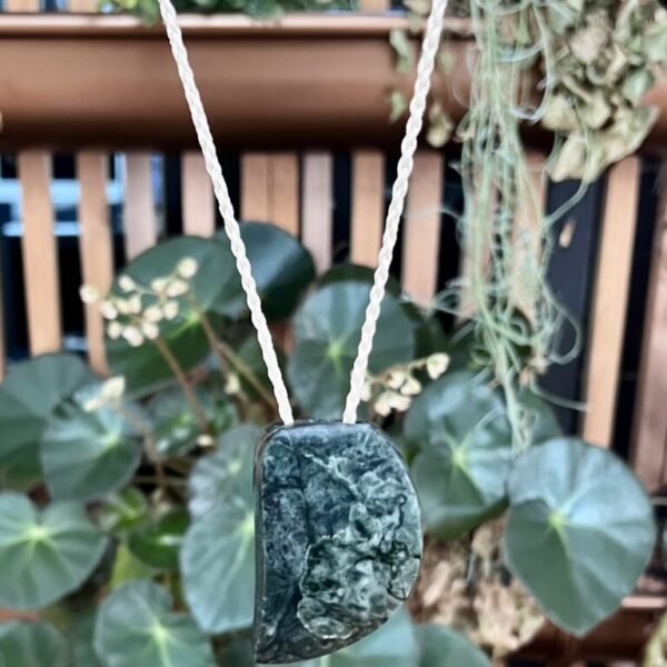 Niho Pīpīwhārauroa - Pounamu Pendant