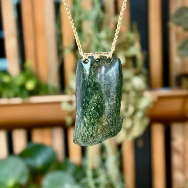 Niho Pīpīwhārauroa Tūturu - Pounamu Pendant